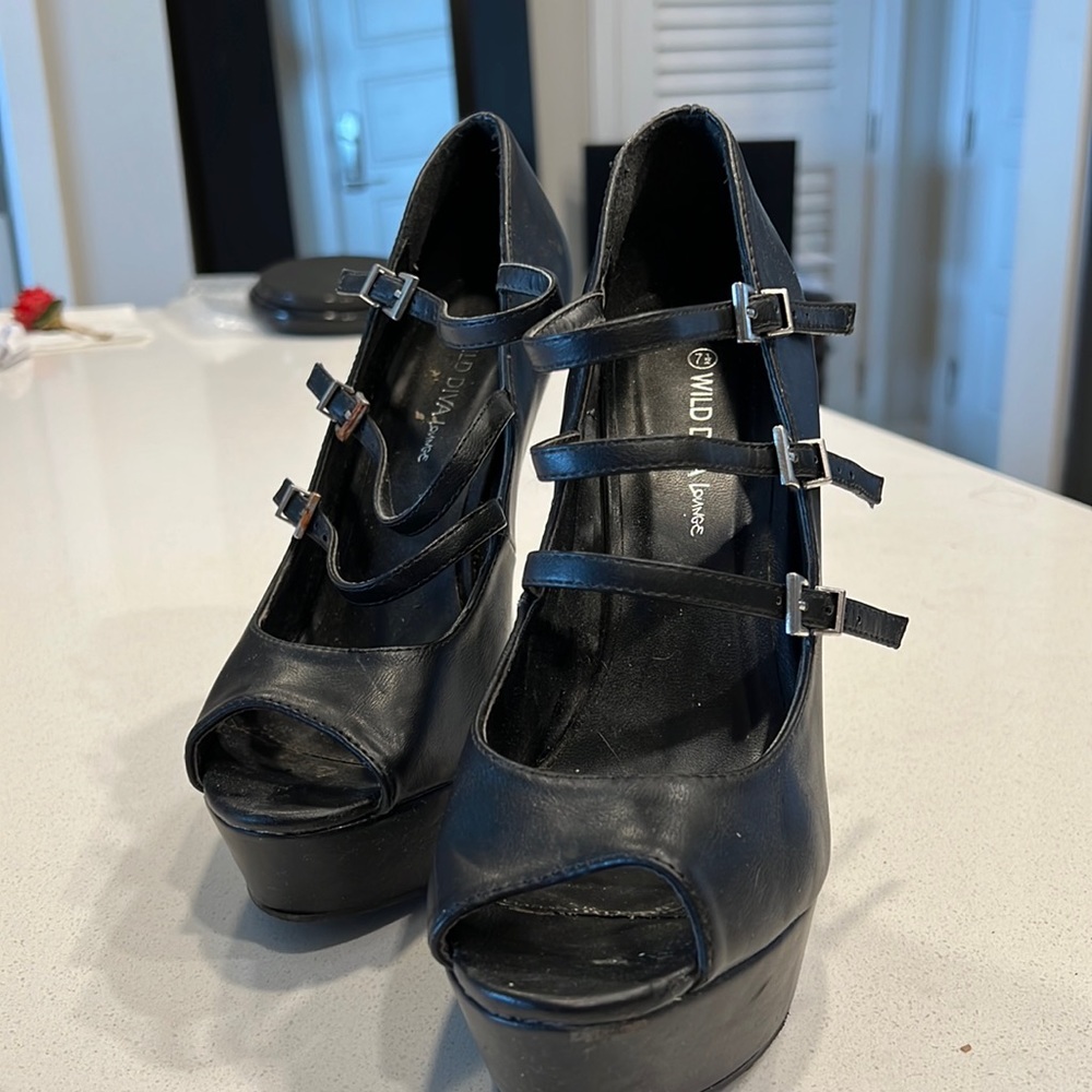 Wild Diva Lounge Black Strapped Heals